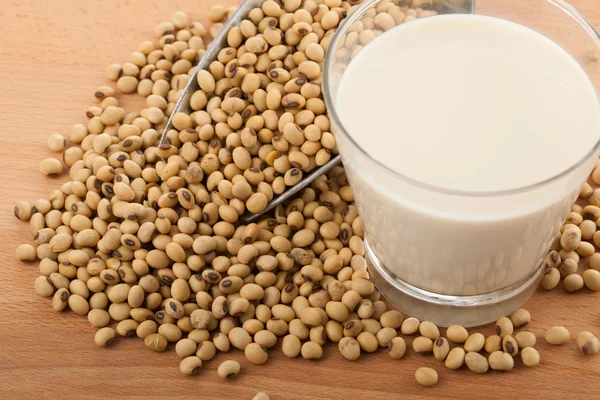 Leche de soja en vaso con soja y cuchara de transferencia —  Fotos de Stock