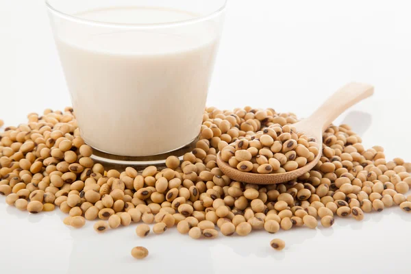 Leche de soja en vaso con soja y cuchara de madera —  Fotos de Stock