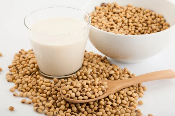 Leche de soja en vaso con soja y cuchara de madera —  Fotos de Stock