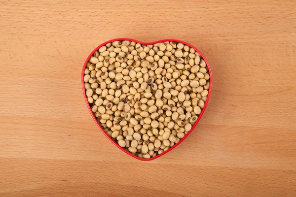 Sojabönor i hjärta form låda — Stockfoto