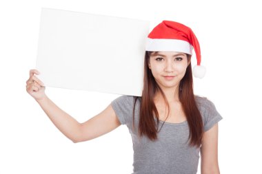 Asyalı kız kırmızı santa şapka ile boş bir işaret tutun