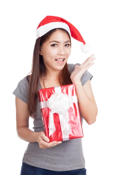 Asiática chica con santa hat muy feliz bodega caja de regalo —  Fotos de Stock