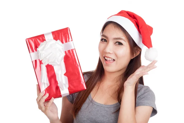 Asiatisk tjej med Tomtemössa mycket glad hålla presentförpackning — Stockfoto