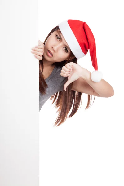 Asiática chica con santa sombrero espiando desde detrás de un signo en blanco show — Foto de Stock