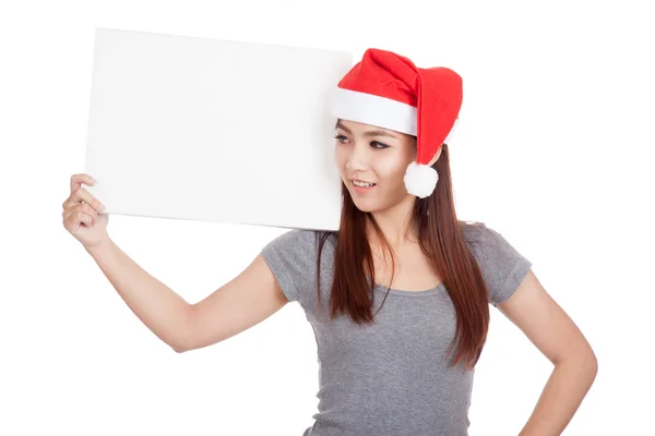 Asiatische Mädchen mit rotem Weihnachtsmann Hut halten ein leeres Schild — Stockfoto