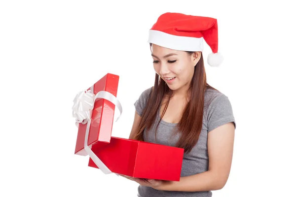 Aziatische meisje met rode kerstmuts open en kijken in een doos van de gift — Stockfoto