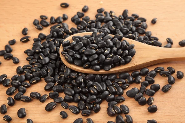 Frijoles negros con cuchara de madera —  Fotos de Stock