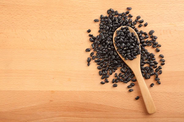 Fagioli neri con cucchiaio di legno — Foto Stock