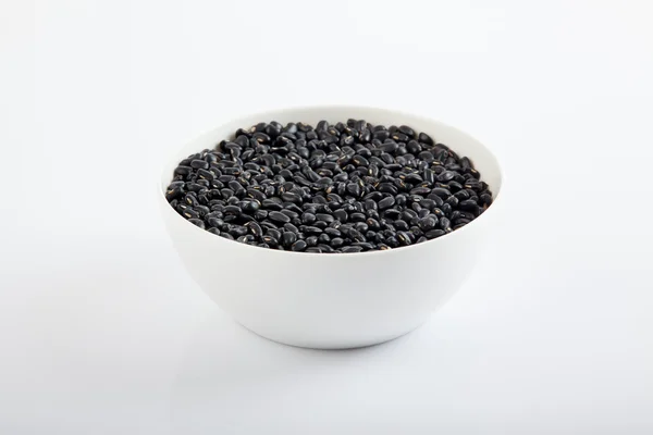 白いボウルの黒豆 — ストック写真