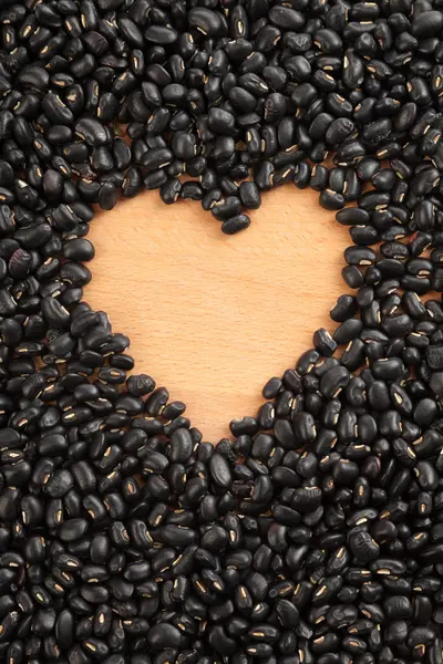 Schwarze Bohnen mit herzförmigem Raum — Stockfoto