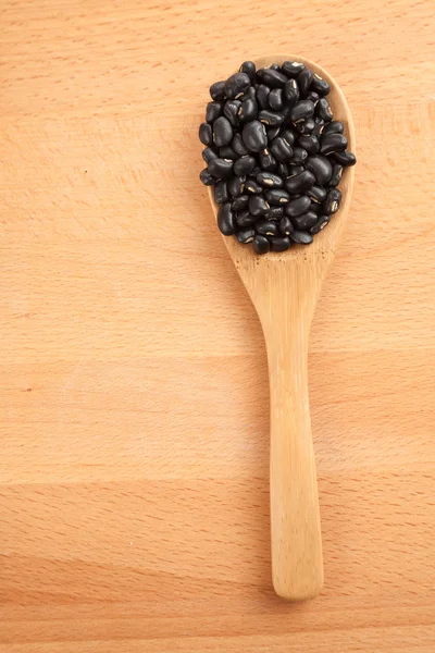 Fagioli neri con cucchiaio di legno — Foto Stock