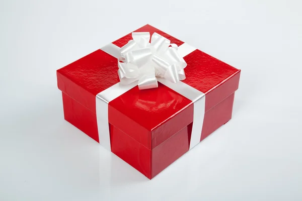 Красная подарочная коробка с белым бантом на Новый год — стоковое фото