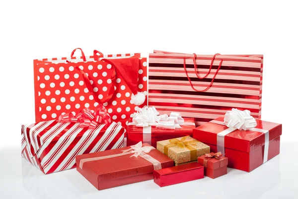 Красные подарочные коробки и пакеты — стоковое фото