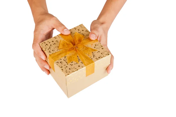 Mãos de homem dar caixa de presente de ouro — Fotografia de Stock