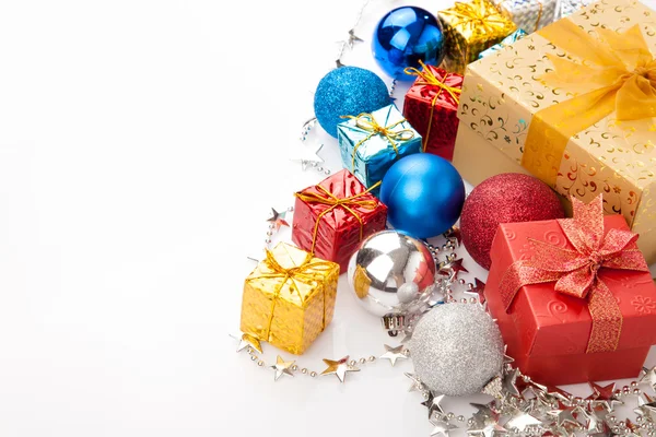 Vánoční stromeček cetka, ornament a dárkové — Stock fotografie