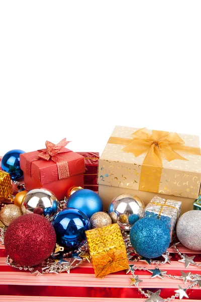 Bauble árvore de Natal, ornamento e caixa de presente — Fotografia de Stock
