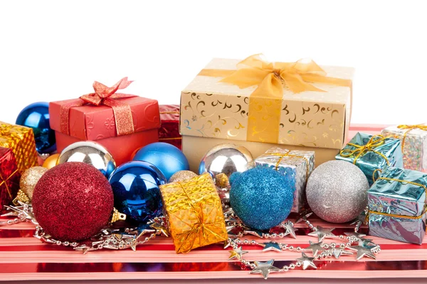 Árbol de Navidad bauble, adorno y caja de regalo — Foto de Stock