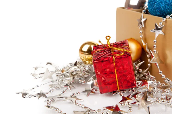 Bauble árvore de Natal e ornamento em uma caixa — Fotografia de Stock