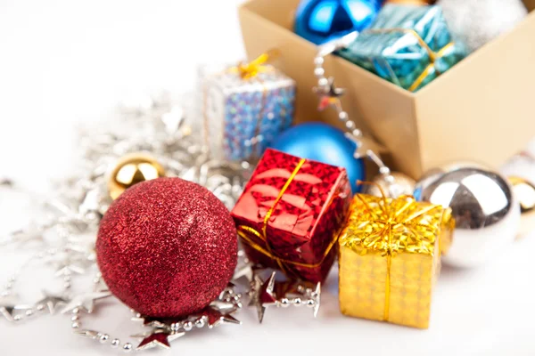 Bauble de árvore de Natal, ornamento em uma caixa — Fotografia de Stock