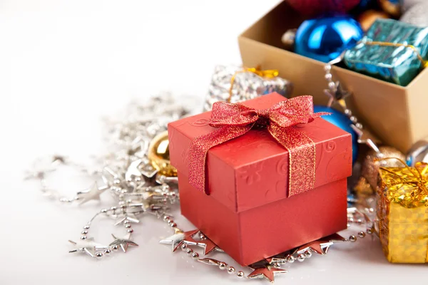Caja de regalo roja con adorno y adorno de árbol de Navidad — Foto de Stock