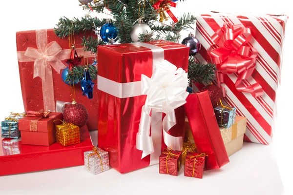 Árvore de Natal com muitas caixas de presente — Fotografia de Stock
