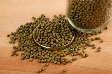 Ahşap masa üzerinde kavanoza Mung fasulye