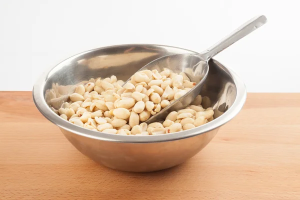 Peeled peanuts in bowl with transfer scoop — Stock Photo, Image