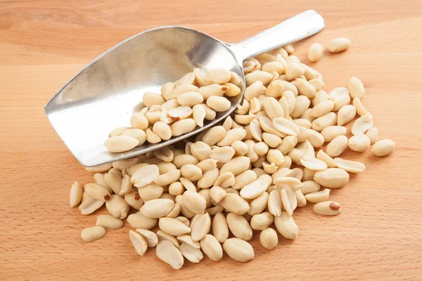 Amendoins descascados com colher de transferência — Fotografia de Stock