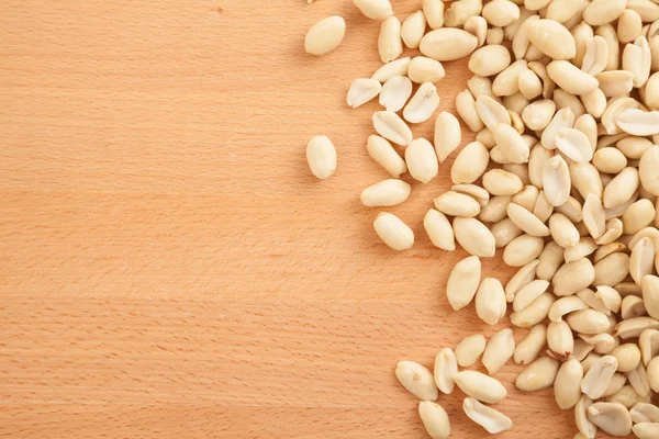 Geschälte Erdnüsse auf Holz Hintergrund — Stockfoto