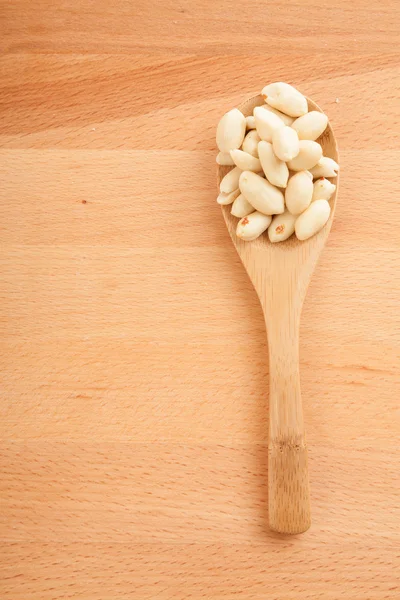 Cacahuetes pelados con cuchara de madera — Foto de Stock