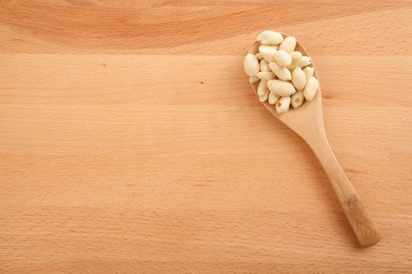 Cacahuetes pelados con cuchara de madera — Foto de Stock