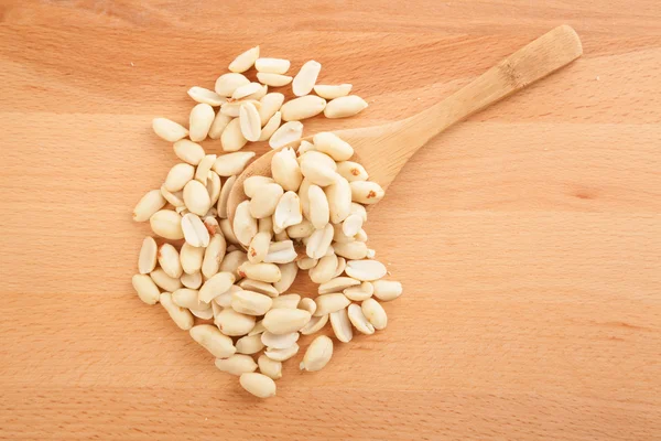 Cacahuetes pelados con cuchara de madera — Foto de Stock