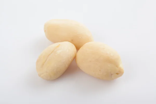 Cacahuètes pelées sur fond blanc — Photo