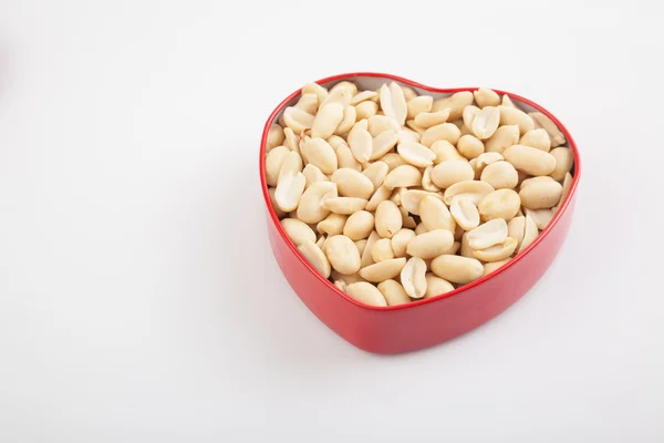 Gepelde pinda's in hart vorm vak — Stockfoto