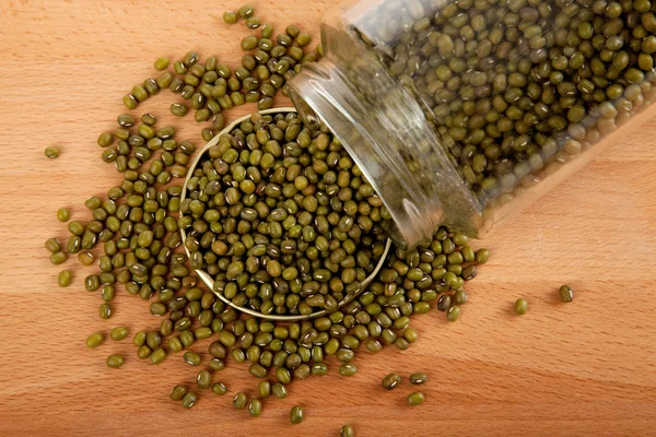 Mung bonen in pot op houten tafel — Stockfoto