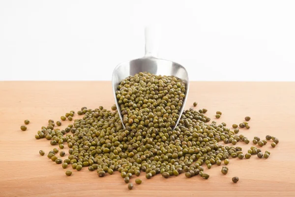 Mung beans with transfer scoop — Stock Photo, Image