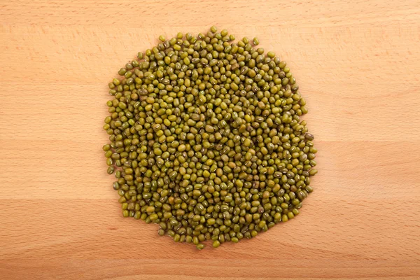 Mung beans on wood table — Stock Photo, Image