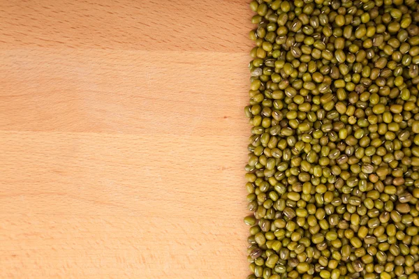 Mung beans on wood table — Stock Photo, Image