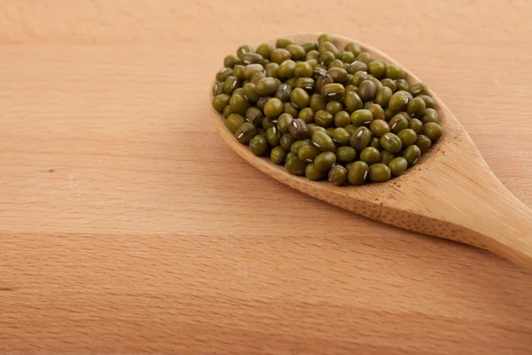 Mung bonen met houten lepel — Stockfoto