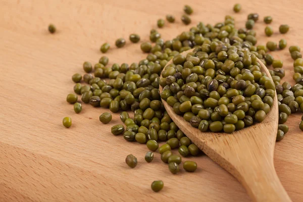 Frijoles mungo con cuchara de madera —  Fotos de Stock