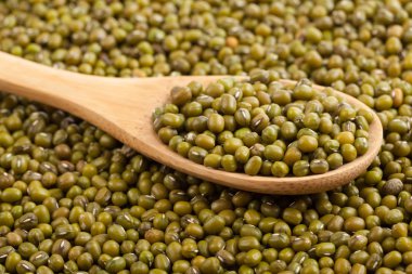 tahta kaşıkla Mung fasulye