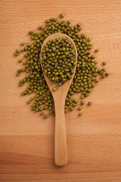 Mung bonen met houten lepel — Stockfoto