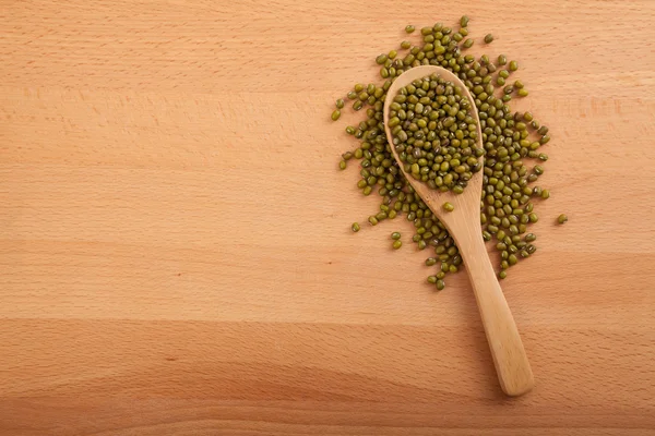 Fagioli verdi con cucchiaio di legno — Foto Stock