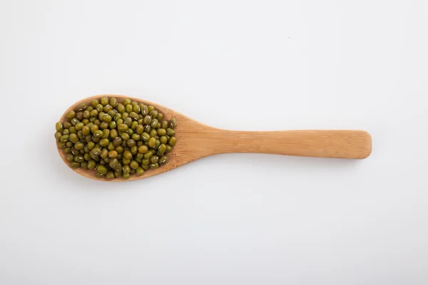 Mung fazole s dřevěnou lžící — Stock fotografie