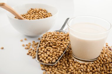 Soya sütü soya fasulyesi ve transfer kaşık ile cam