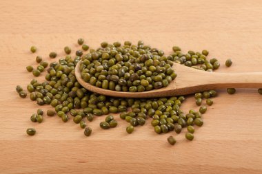 tahta kaşıkla Mung fasulye