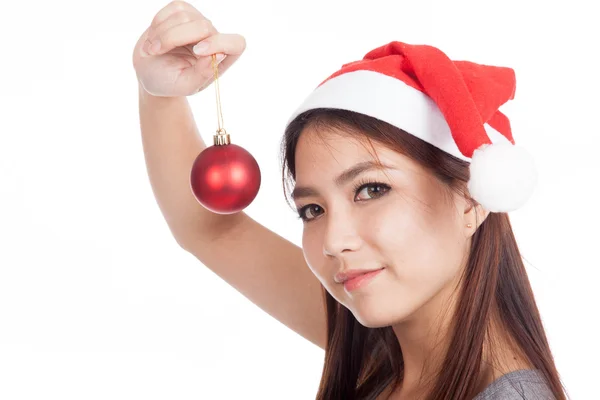 Asiatische Mädchen mit rotem Weihnachtsmann Hut halten Christbaumkugel und lächeln — Stockfoto