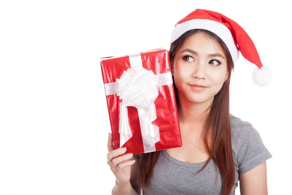 Asiática chica con santa hat pensamiento hold caja de regalo —  Fotos de Stock