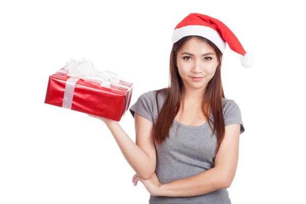 Asyalı kız Noel Baba şapkası ile tutun hediye kutusu — Stok fotoğraf