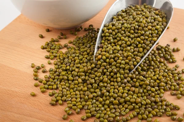 Frijoles mungo con cuchara de transferencia —  Fotos de Stock